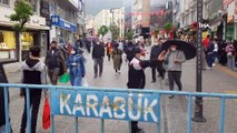 Vatandaşlar soğuk havaya rağmen çarşı ve pazara akın etti