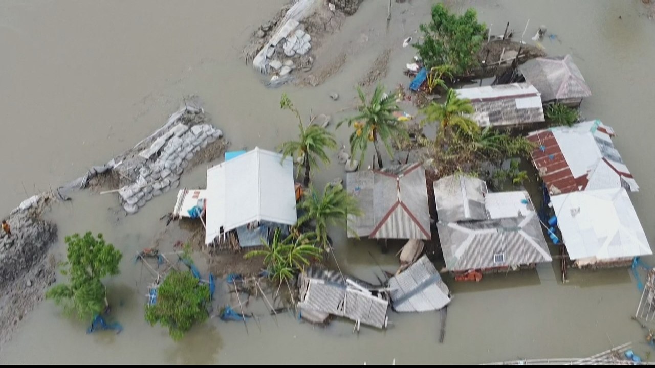 India PM visits areas devastated by cyclone