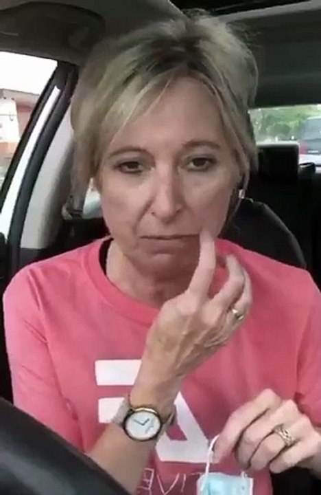 Une femme fond en larmes face à l’obligation de porter un masque pendant 45 minutes