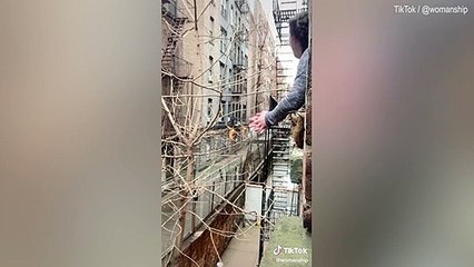 Une actrice divertit ses voisins en chantant tous les soirs à sa fenêtre