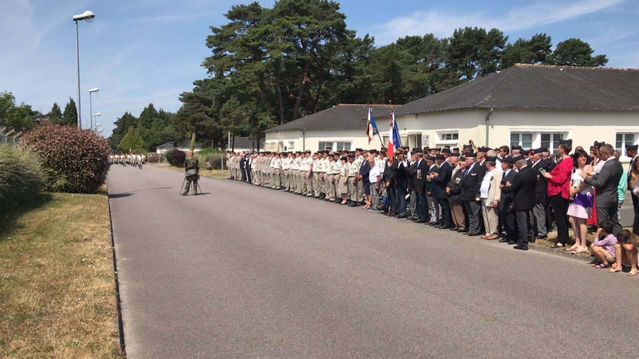 Les artilleurs de marine du 11e RAMa défilent en chantant