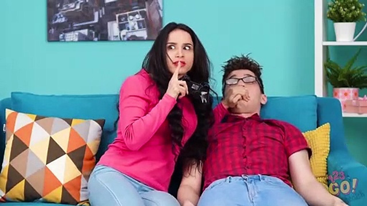 MOMENTOS GRACIOSOS DE MAMÁ Y YO || Situaciones de mi mamá vs. tu mamá para identificarse por 123 GO!