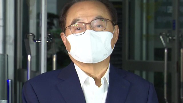 오거돈 전 부산시장 13시간 소환 조사 마치고 귀가 / YTN