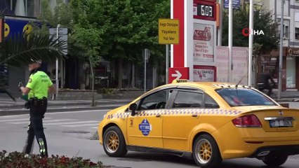 Caddeler, görevli personel ve sokak hayvanlarına kaldı