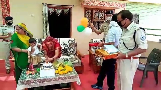 इंदौर में पदस्थ एसआई की बेटी का जन्मदिन मनाने पहुंचे कलेक्टर और एसपी- देखें वीडियो