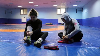 Olimpiyata hazırlanan kadın güreşçiler özel izinle mindere döndü - EDİRNE
