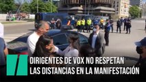 Tocándose y sin respetar la distancia:  Dirigentes de Vox, en la manifestación en Madrid