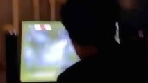 El jeque del Almería se carga la televisión tirando el mando cuando le meten un gol al FIFA