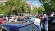 La manifestación en caravana de Vox colapsa la Puerta de Alcalá en Madrid