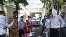 कानपुर: कोरोना वायरस के चलते रिटायर्ड प्रोफेसर ने DM को ऑक्सीजन सिलेंडर सौपा
