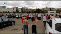 Decenas de vehículos han participado en León en la manifestación caravana promovida por Vox