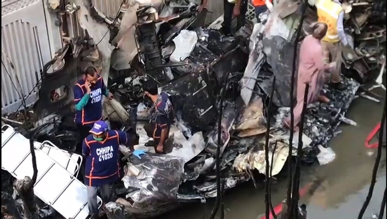Flugzeugabsturz in Pakistan: 'Eine Leiche fiel auf mein Auto'