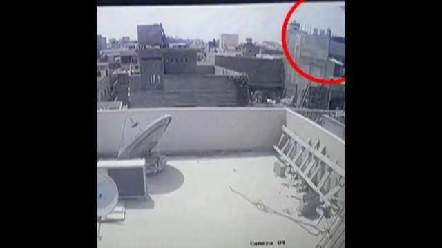 Crash à Karachi: une caméra de vidéosurveillance filme la chute de l'avion en pleine ville