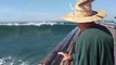 Des touristes sur un ponton de font surprendre par une grosse vague