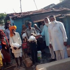 दोनता में कांग्रेस नेताओं ने गरीबो के खादय सामग्री वितिरत की