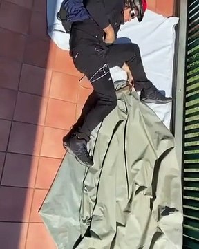 Blague : il fait de l'escalade en confinement sur son balcon !