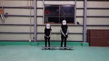 Danse synchronisée de 2 enfants sur leurs skateboards !