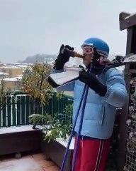Ski : il s'élance.. sur son balcon !