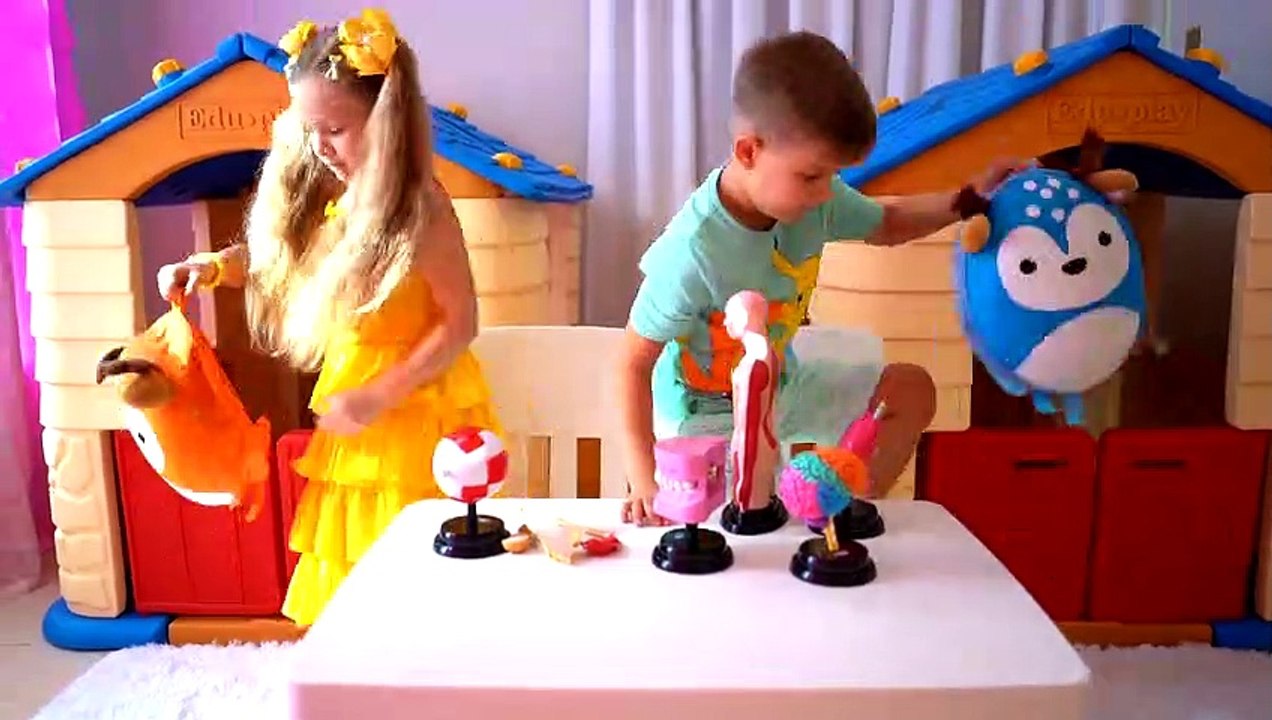 Diana and Roma Pretend Play School & Eat not Healthy food