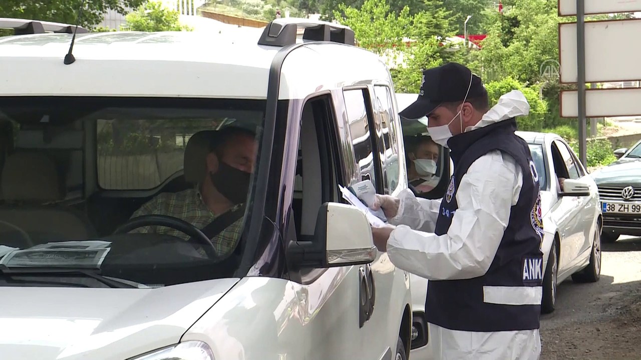 Başkentin giriş ve çıkış noktalarında yapılan trafik ve asayiş uygulamalarında dışarı çıkanların belgeleri denetlendi - ANKARA
