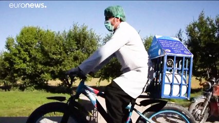 مبارزه با کرونا با رکابزنی؛ جوان افغان روستا به روستا می‌رود