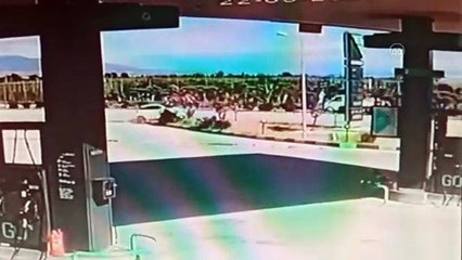 Otomobilin tabelaya çarpma anı güvenlik kamerasında - MANİSA