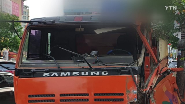 용인서 덤프트럭, 차량 4대 들이받고 인도 돌진...6명 부상 / YTN