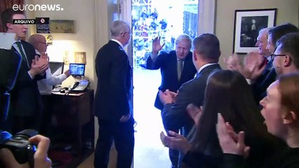 Conselheiro de Boris Johnson furou quarentena com sintomas de Covid-19