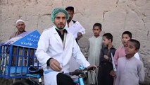أفغاني يجوب القرى على دراجته الهوائية للترويج للوقاية من كورونا