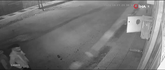 Yabancı uyruklu genci bıçakla gasp edip öldürdüler