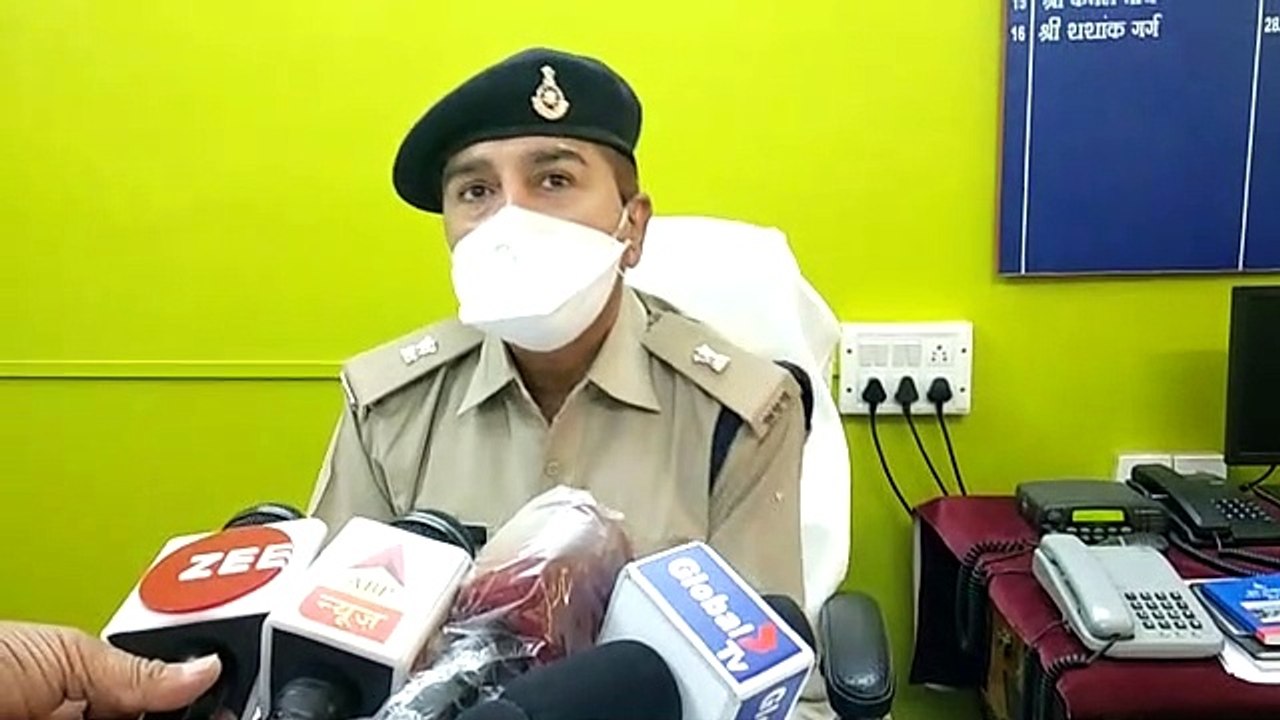 व्यक्ति को पीटते हुए वायरल वीडियो पुराना, 2 पुलिस कर्मियों पर कार्यवाही