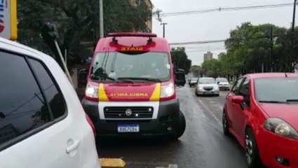 Homem que foi atropelado ontem por motocicleta e recusou encaminhamento é socorrido na Av. Brasil
