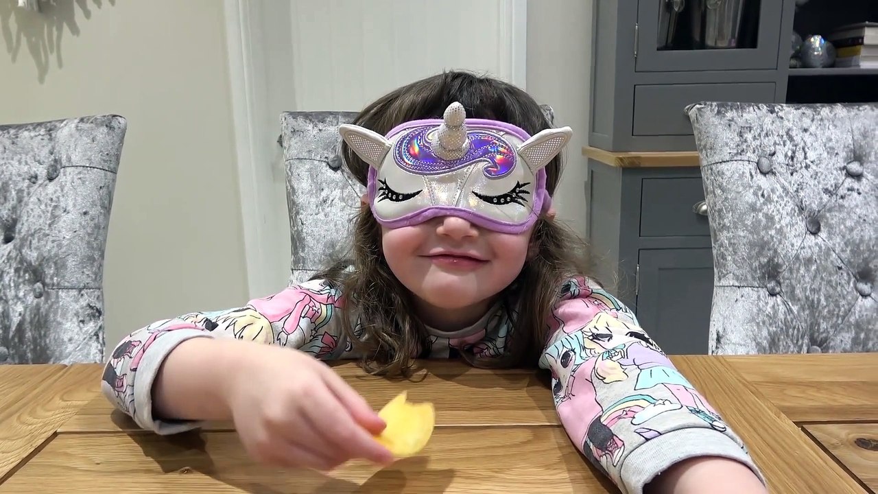 Sophia, Isabella e Alice Esperimentando  Vários sabores de salgadinhos de Batata Pringles
