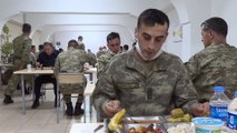 Akar ve komutanlar ramazanın son iftarını sınır hattında komandolarla yaptı - HATAY