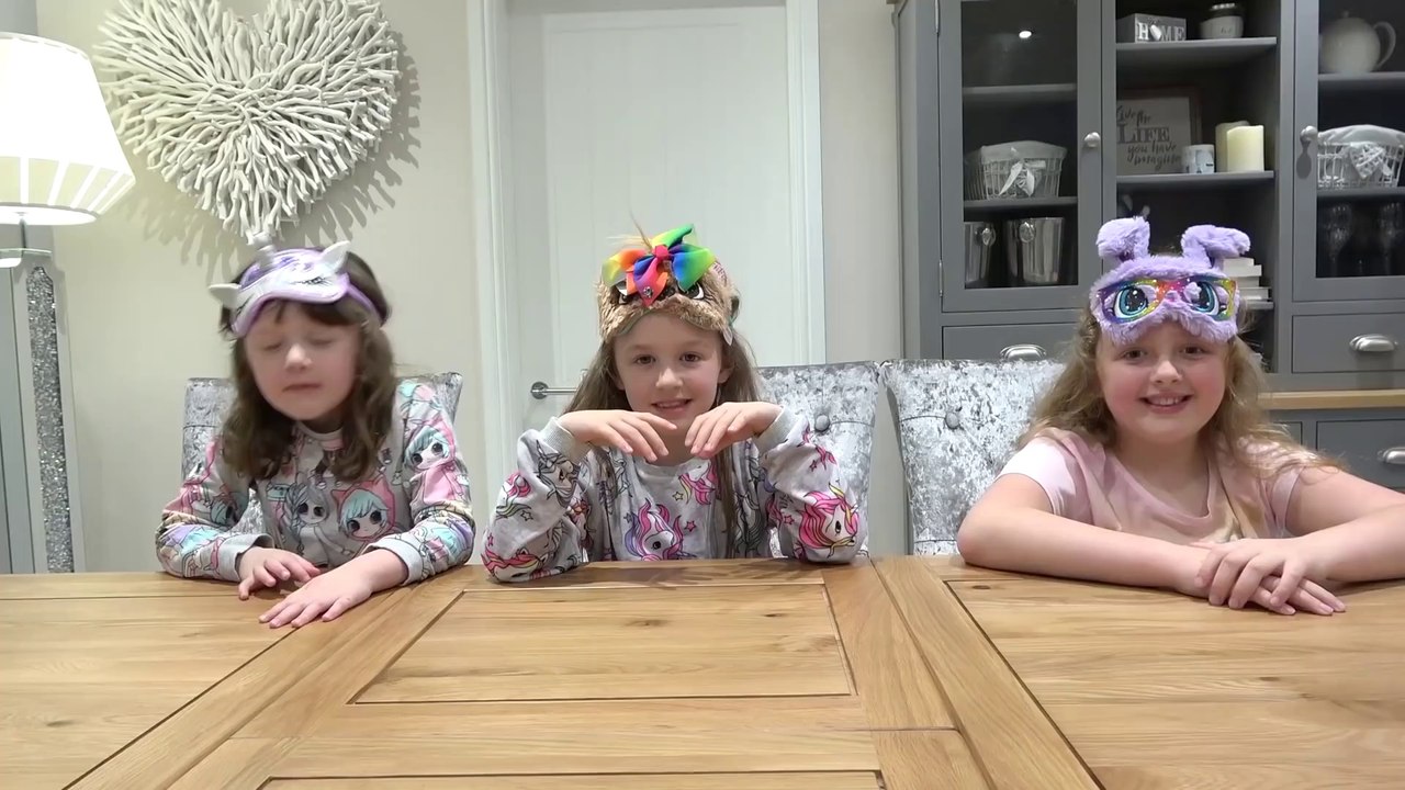 Sophia, Isabella e Alice Esperimentando Vários sabores de salgadinhos de Batata Pringles