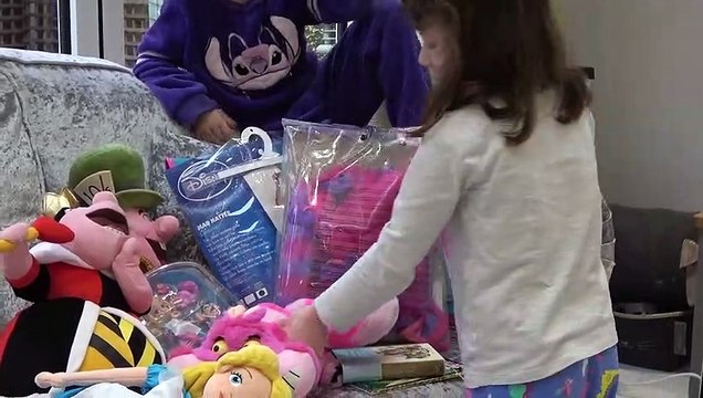 Sophia, Isabella e Alice Mostrando o Livro, Vestido e Brinquedos da Disney - Alice no País das Maravilhas