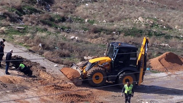 Adam sanki sarı canavar ile dans edercesine kullanıyor kepçeyi