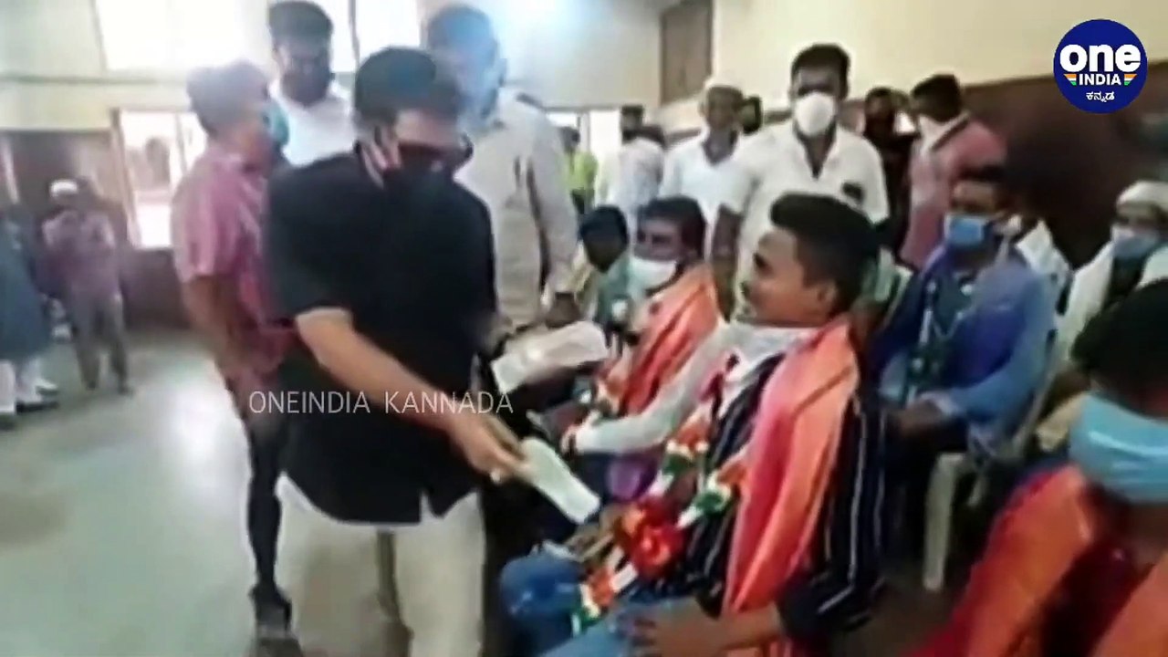 ದಿವಸಿ ಕಿಟ್ ಗಳನ್ನು ಪ್ಯಾಕ್ ಮಾಡಿದವರಿಗೆ 5000 ರೂಪಾಯಿ ಕೊಟ್ಟ ಜಮೀರ್ ಅಹ್ಮದ್ _ Zameer Ahmed Khan