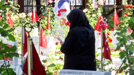 Edirnekapı Şehitliği'nde kabir ziyareti - İSTANBUL