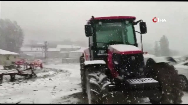 Bayramın tadını lapa lapa yağan kar altında kar topu oynayarak çıkarttılar