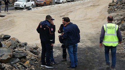 Baraj inşaatında iş makinesiyle suya düşen işçi kayboldu