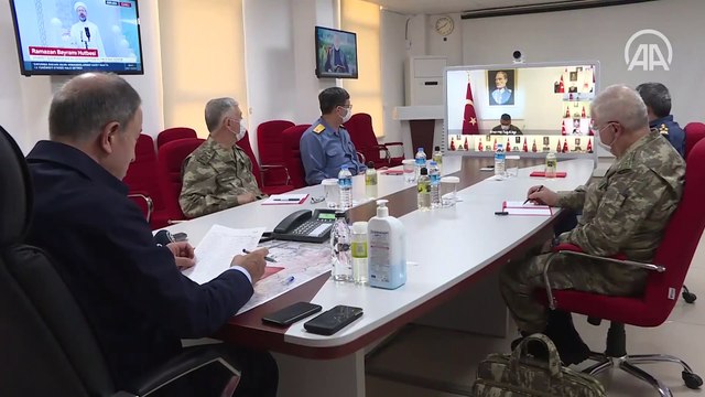 Milli Savunma Bakanı Akar ve TSK'nin komuta kademesinden sınır hattında bayram