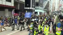 شرطة هونغ كونغ تطلق الغاز المسيل للدموع على المتظاهرين المؤيدين للديموقراطية