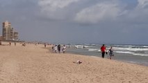 La Playa de Perellonet (Valencia) recibe varios bañistas