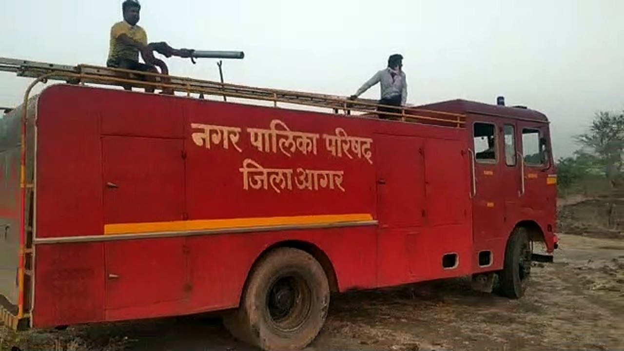 आगर जिले के ग्राम ढाबला छत्री में टिड्डी दल को नष्ट किया गया