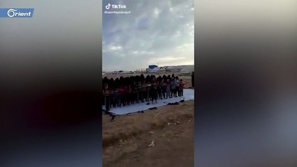 أحد أبناء عناصر داعش يُقيم صلاة العيد في مخيم الهول بالحسكة