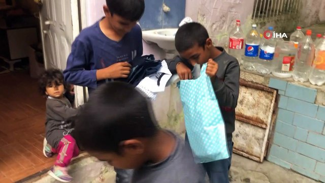 Kapı kapı dolaşıp yüzlerce çocuğu mutlu ettiler
