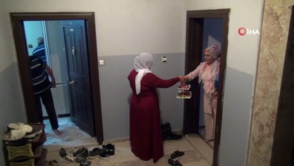 Mardin'de komşuların sosyal mesafeli bayram kutlaması