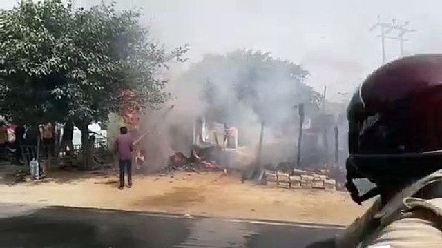 सूचना देने के बाबजूद फायर ब्रिगेड न पहुँचने पर ग्रामीणों ने स्वयं आग पर पाया काबू