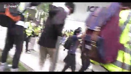 Скачать видео: District councillors pepper sprayed in Hong Kong crackdown